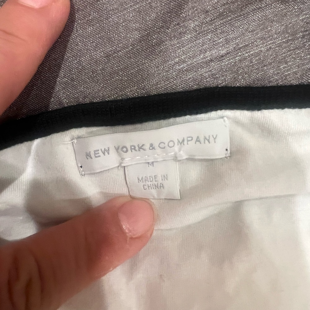 New York & Company Black and White Halter Top /women / Size M - Picture 7 of 13
